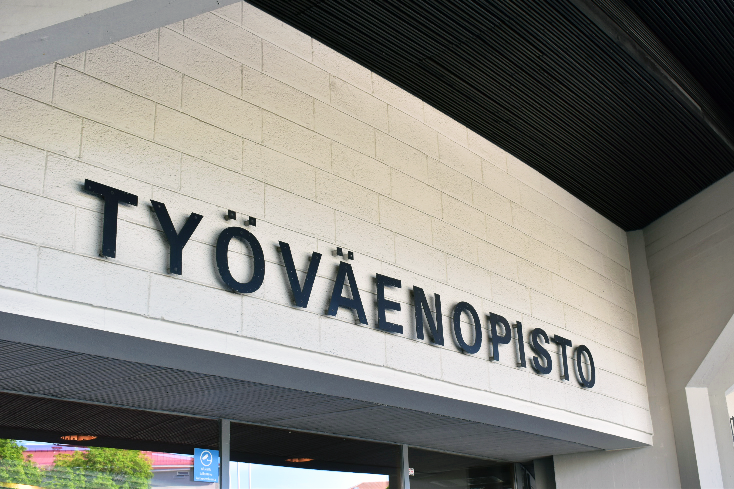 Työväenopiston kyltti Sampolassa